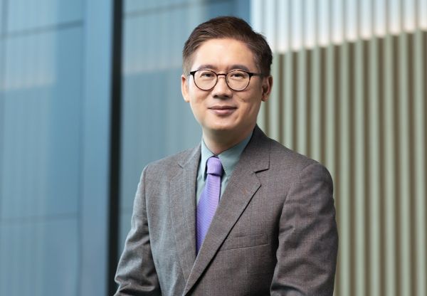 SMU Associate Professor David Gomulya